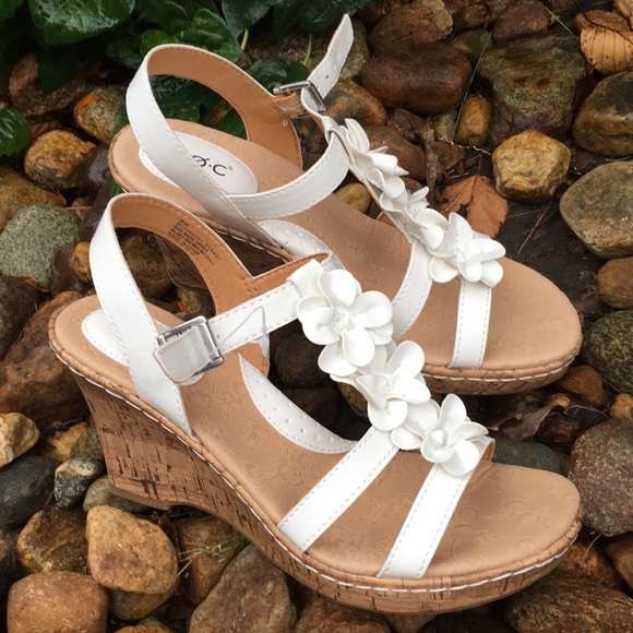 b.o.c. Shoes - NEW b.o.c. Beautiful White Wedges